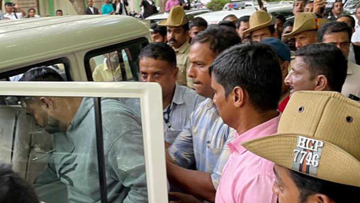 https://salarnews.in/public/uploads/images/newsimages/maannewsimage30092025_215738_Prajwal Revanna.png